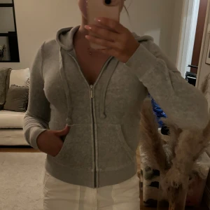 Juicy Couture - Ljusgrå Juicy Couture kofta. Inte använd mycket alls. Strl XS. Inte förstörd i materialet.