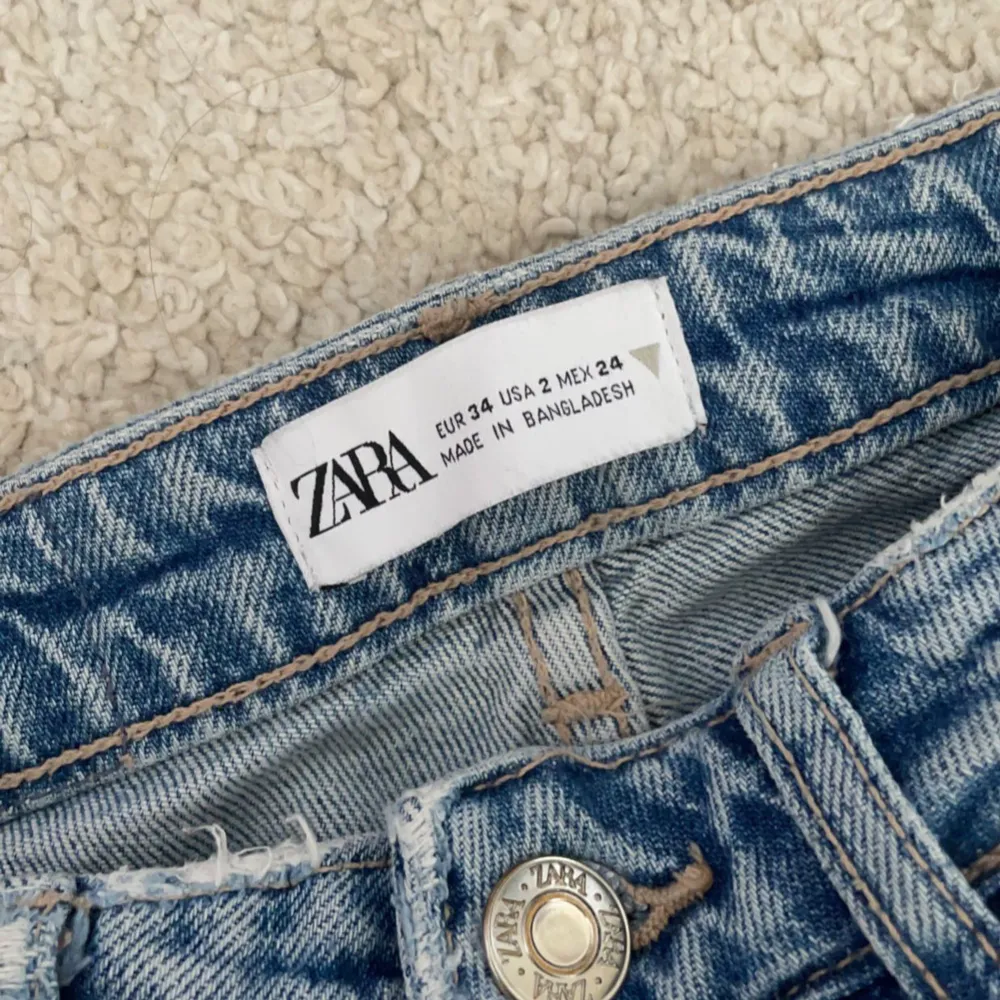 Säljer dessa fina blå jeans från Zara i strl 34. Säljer dem för att dem är lite för stora💗. Jeans & Byxor.