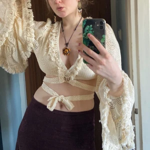 Tröja - Otroligt vacker tröja med vida armar men använder den inte 💔 endast använd en gång. Säljer även halsbandet i annan annons!