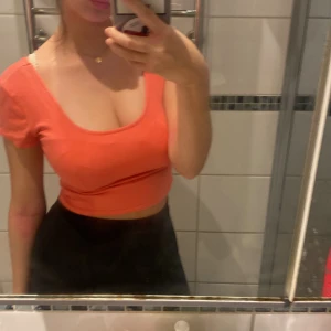 Rosa crop top - Gullig o liten crop i rosa, ny och alldrig använd. Den är väldigt bekväm och gjord med finare tyg, är liksom inte genomskinlig