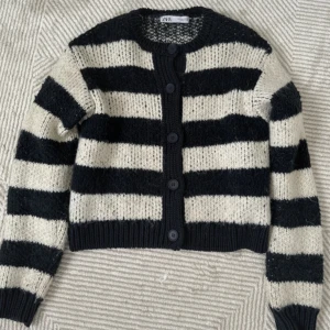 Stickad kofta  - Såå snygg grovstickad kofta som passar perfekt till hösten!!❣️❣️