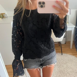 Spetströja - Långärmad tröja i spets med vid ärm, nyskick