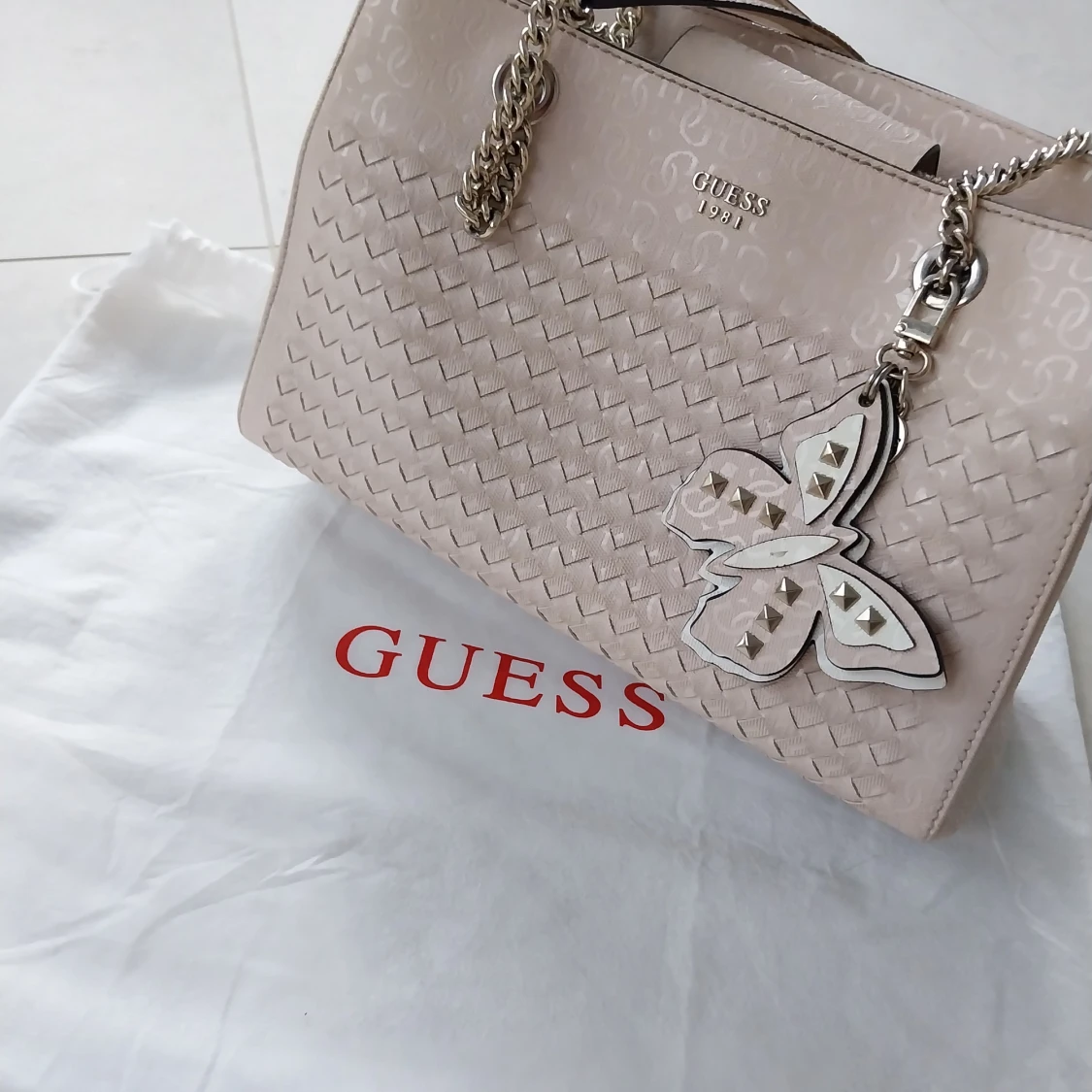 Guess rosa handväska med fjäril