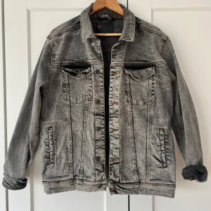 Tvättad jeansjacka grå (Kash Jacket Silver) - Nästan oanvänd. 