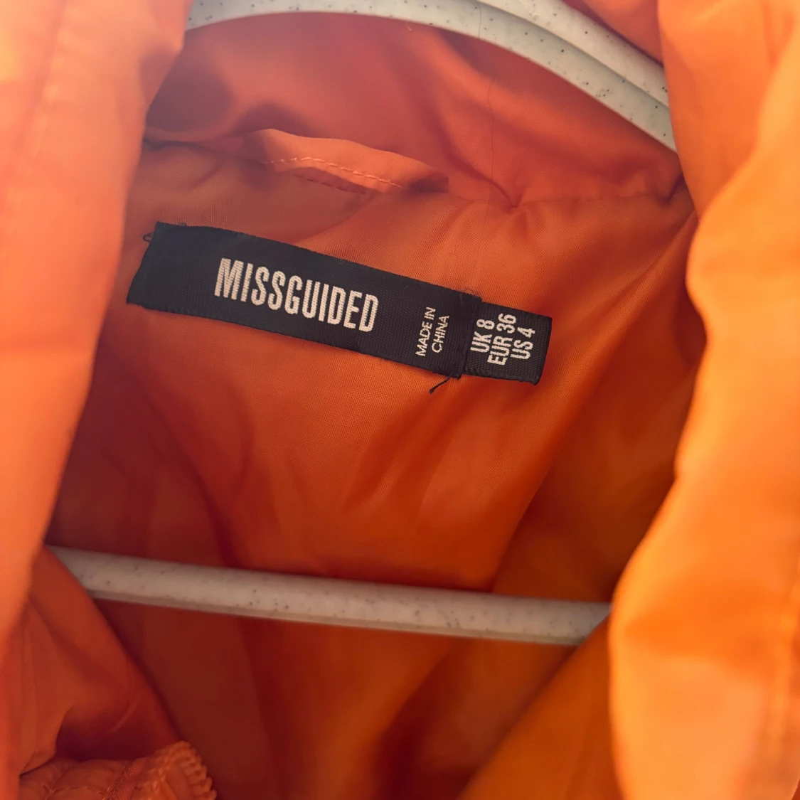 Orange pufferjacka från Missguided - 90