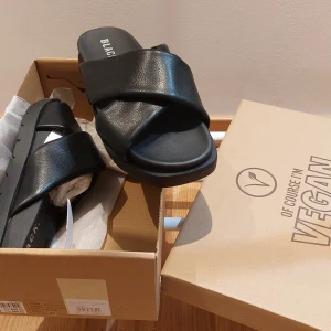Tofflor - Helt nya höga tofflor i storlek 39 passar även 40