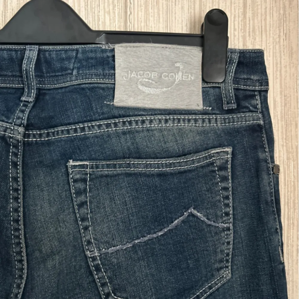 Riktigt snygga Jacob Cohen jeans som är använda ett handfull antal gånger och är i otroligt bra skick.   Köpta för 3999. Jeans & Byxor.