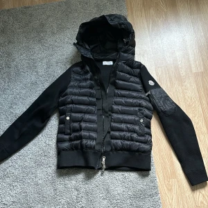 Moncler cardigan  - Storlek M passar även S då den är liten i storlek. Jackan är ny köpt och knappt använd och säljer den då den är för liten på mig och inte passar mig bra. Finns även ett extremt  litet hål i vänster ficka men känns inte av o märks inte heller av på något sätt. Pris kan diskuteras vid smidig affär då jag vill bli av med jackan snabbt!
