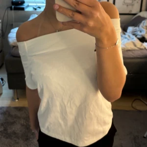 Vit off shoulder topp  - Jättefin vit off shoulder topp från vero moda som är i st M men sitter mer som S! skicka 10/10 aldrig använd 