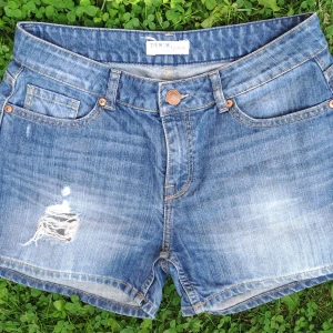 Jeansshorts stl 36 - Jeansshorts från Lindex, stl 36.