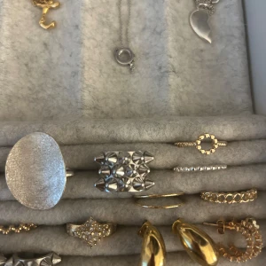 Nit ring - Väldigt fint skick då jag knappt användt den, är numera guld💓