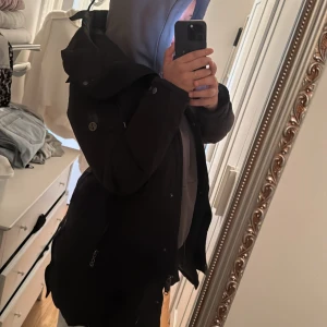 Hollies Dam Jacka - Fin holllies jacka, stl 38. Snyggt skick, inga hål eller liknande.  Pris kan eventuellt diskuteras vid en smidig affär.