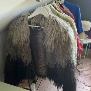 Pälsjacka  - Suuuperfin och skön jacka i älta päls från munthe plus simonsen! Köpt vintage och sparsamt använd så den är i väldigt fint skick😊😍❤️