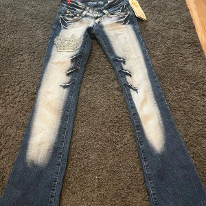 Crazy age jeans  - Low bootcut crazy age jeans❤️Pris kan diskuteras älskar dessa men de är tyvärr lite för små❤️ Midjemått: 32 Innerbenslängd: 80 Ytterbenslängd: 100