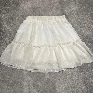 kjol - från shein  står inte storlek men gissar att de är xs/s  pris: 30kr