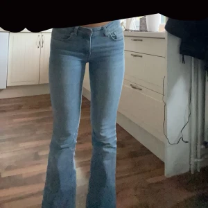  Lågmidjade jeans - Ett par lågmidjade jeans Från lager 157  Köpte de för 400 men säljer för 100