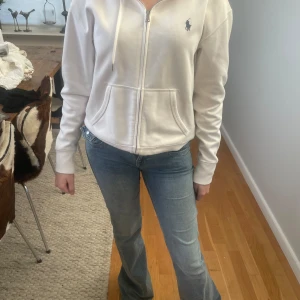 Vit Ralph lauren kofta - Ralph lauren kofta, säljer då den inte kommer till användning. Nyskick.