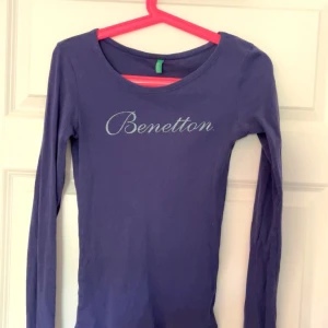Benetton tröja mörk lila - Säljer denna fina Benetton tröja. Den är i storlek XS, den är stretchiga och större i storleken så den passar även storlek S och M