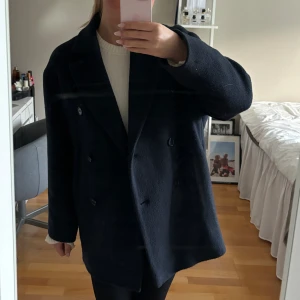 COS kappa - Superfin kappa från COS men som inte kommer till användning längre. Stl XS men passar S. Köpte för 1750kr, säljer för 550. Hör av er om ni har några frågor eller vill ha fler bilder💕