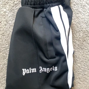 Palm Angels Byxor - Säljer ät min bror. Storlek S och bra skick. Hör av er vid frågor eller fler bilder 💗 