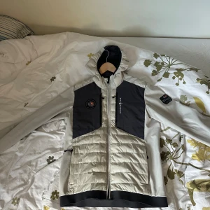 Vit Sail Racing jacka  - Ett halv år gammal jacka i helt okej skick,storlek M funkar under vintern men även vid varmare dagar.