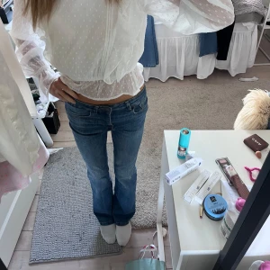 Jeans - Jätte sköna och snygga mid waist jeans från zara som har en perfekt höstig färg på jeans! 