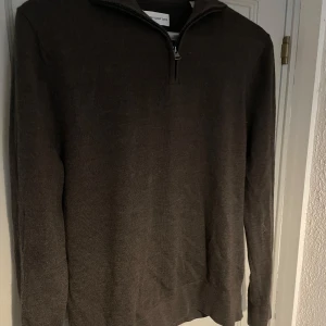 Merino Half zip  - Säljer denna Merino Half zip ifrån These Glory Days. Tröja har varit sällan använd och är i bra skick! Ny pris 1200kr