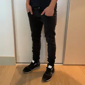 Hej! Vi säljer nu ett par extremt snygga tiger of Sweden jeans | Strl: 29/32 (fits 29/30) Skick: 9/10 Retail: ca 1700kr | För ytterligare frågor är det bara att skriva 🌴