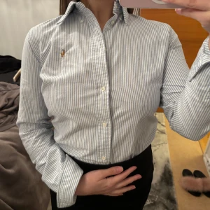 Ralph lauren skjorta - Som ny, inga defekter. Storlek 6. Vit och blå.