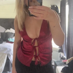 Topp med knytw - Superfin glansig röd topp.