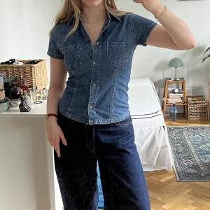 Superfin jeansskjorta! Skulle säga  att den passar storlek xs bäst! Köpt second hand.