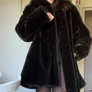 Vintage Mörk brun päls kappa - Bra skick sparsamt använd  Märke Jennifer collections  Storleke 44 Varm bra för vintern 