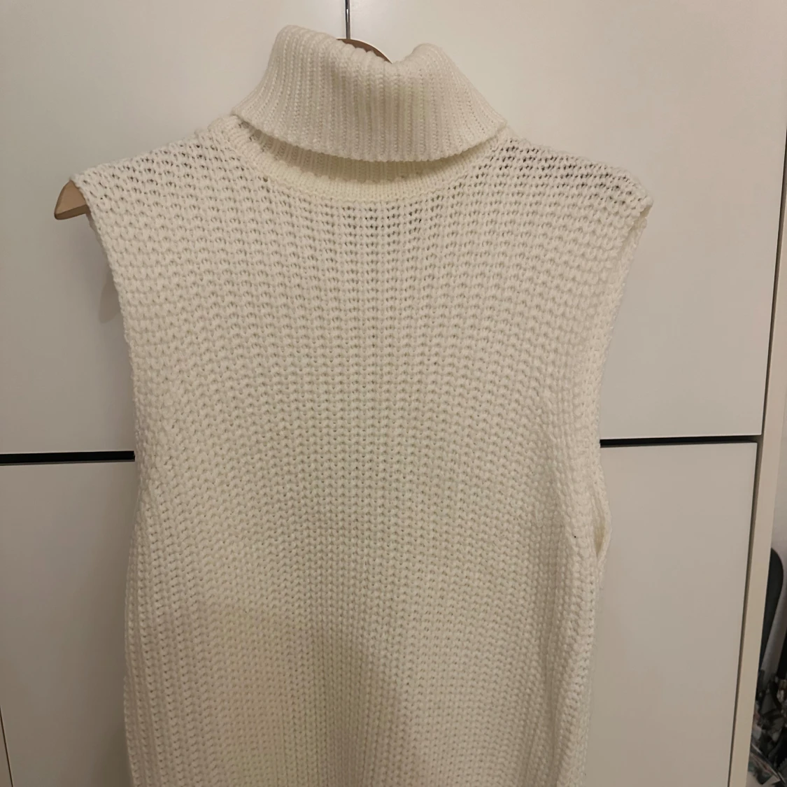 Vit stickad ärmlös polotröja - 90