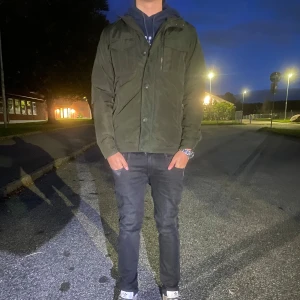 John Henric Field Jacket - Tja, säljer denna as feta field jacket från John Henric. Passar perfekt nu till hösten/vintern! Köpt för 1599kr och säljs för 999kr! Jackan är bara använd fåtal gånger så ungefär helt ny! Strlk är S men passar M! Hör av er vid frågor elr funderingar!