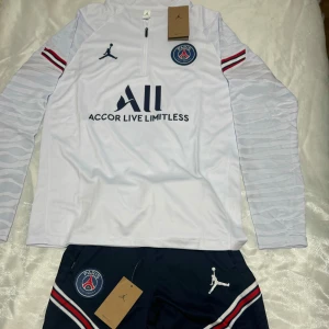 Psg tracksuit set - Helt ny psg tracksuit. Har inte alls använt den. Kom gärna privat för fler bilder eller om du har frågor. Kan såklart diskutera om priset