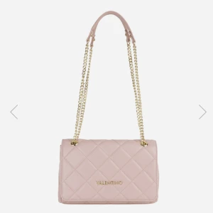 valentino väska - skitsnygg och söt rosa valentino väska, köpt för några månader sen, inte blivit använd mer än typ 3 gngr. har kvar dustbagen. köpte den för 1400 men säljer för 900
