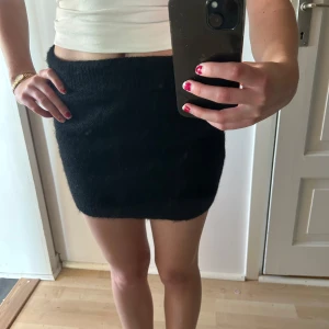 Stickad minikjol - Stickad minikjol från gina tricot med lappen kvar, supermysig och perfekt nu till hösten💕