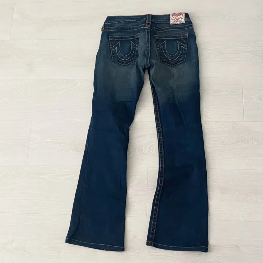 Bootcut lågmidjade true religion jeans som jag säljer då de är lite små och inte används. Köpta på wasteland för 600kr . Jeans & Byxor.