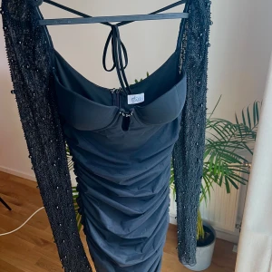 Klänning från Oh Polly - Endast använd 1 gång, mycket bra skick. Storlek UK 8, vilket motsvarar S. Nypris ca 1200kr. 