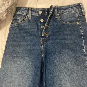 Mörkblåa straight jeans - Vintage skim highwiast & demon jeans från hm i storlek 36 men passar mig som använder 34.