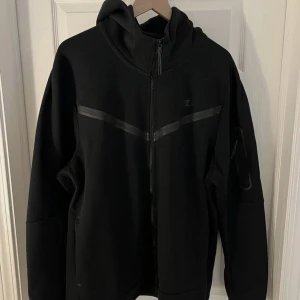 Svart jacka från Nike - Säljer en svart Nike-jacka i storlek M, passar S också. Ganska nya, användes bara några gånger.