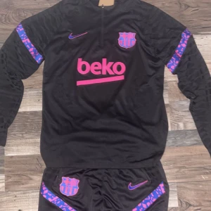 Barcelona tracksuit Champions league - Kan mötas i Västerås men kan även frakta   Lätt snyggaste plagget i garderoben men säljer för att ej passar  Oanvänd  Priset är ej hugg i sten