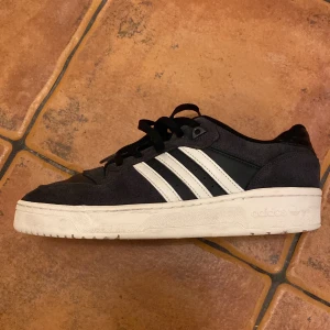 Adidas sneakers storlek 43 1/3 - Mörkt Grå blåa adidas mocka skin sneakers. Storleksmässigt true to size. Har normalt 43. Som syns på sulorna, inte använda speciellt mycket.