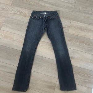 True religion jeans - Säljer mina True religion jeans då dem har blivit för små och inte kommer till användning. Dem är i väldigt bra skick. 