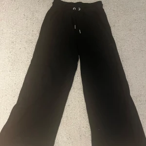 Mjukisbyxor - Verkligen jättesköna säljer pga av att de är för korta, de är så mjuka och gosiga med resorband. Skulle eventuellt kunna diskutera pris vid snabb affär!❤️