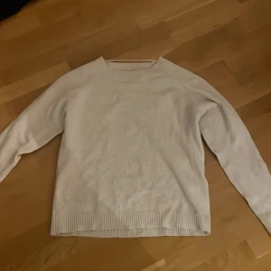 Beige stickad tröja  - Säljer denna då den inte används längre, den är i storlek L men har använd den som vanligtvis brukar ja storlek S/XS🥰💞