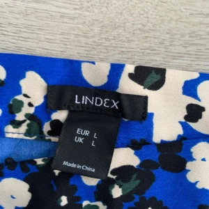 Blå mönstrad kjol - En omlottkjol med blått mönster  Skriv om ni vill ha fler bilder 