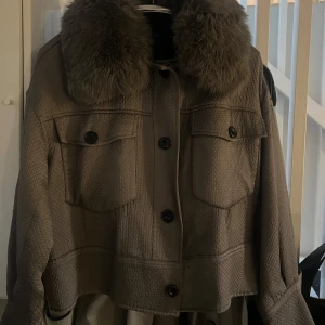 Meotine jacka - Säljer min jacka från meotine som är i bra skick!! Strl M/L men sitter även bra på mig som har S🤍