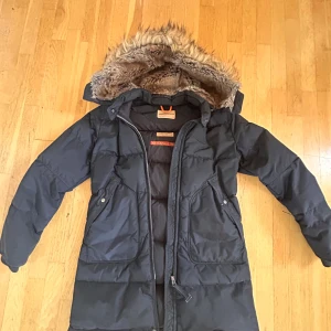 Parajumper jacka  - Typ nytt skick. Har bara använts 3 gånger. Det står Young medium som storlek men jag är storlek XS-S och den passar jättebra. 