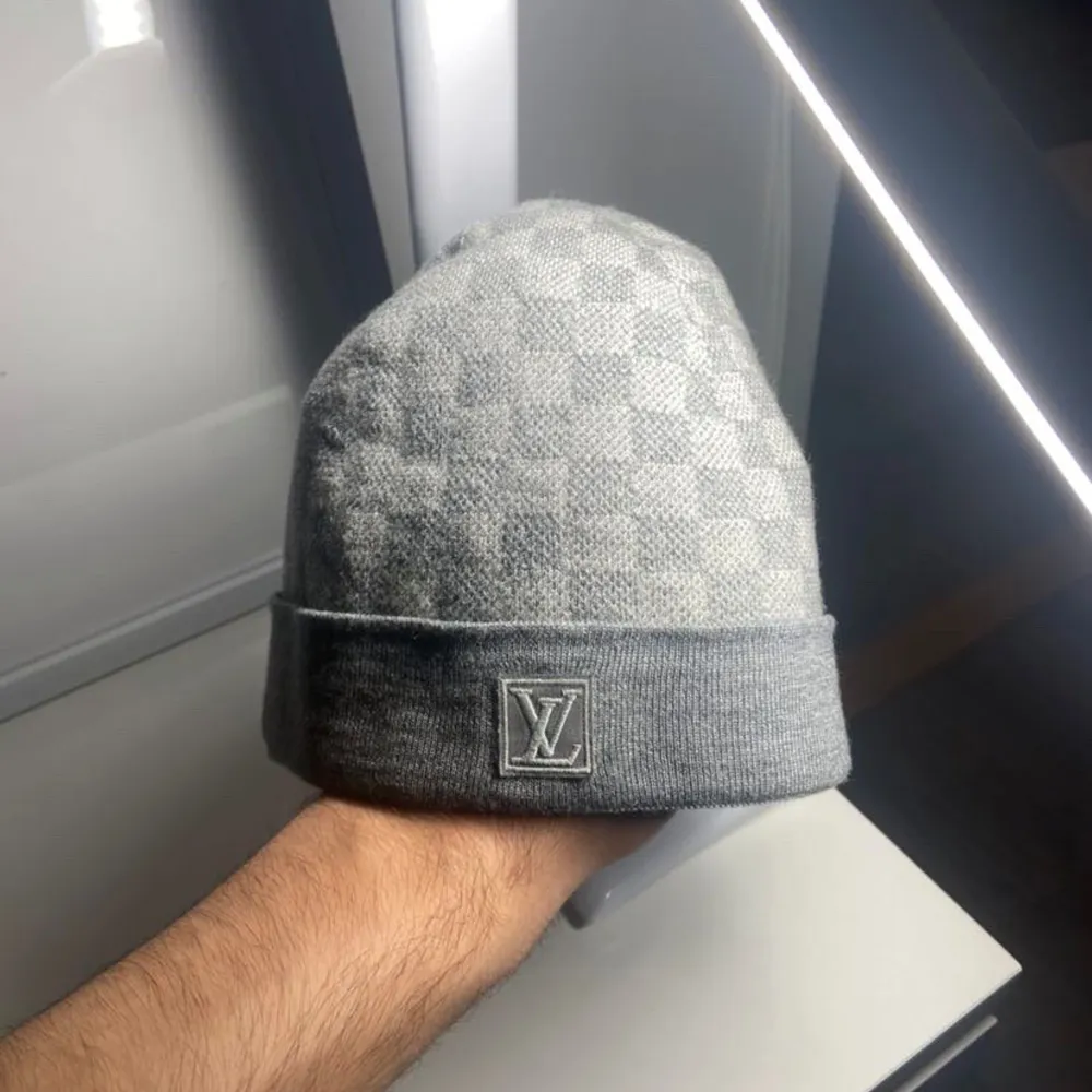 Hej säljer nu min gråa lv mössa som jag tröttnat på. Byter denna mot en svart eller beige Gucci keps som är äkta då mössan är äkta. Hör gärna av er . Asusteet.